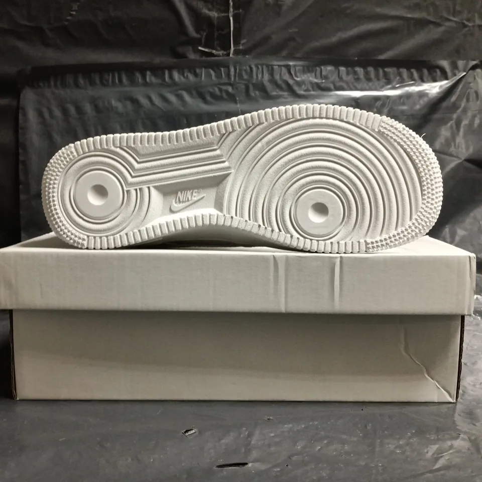 BOXED PAIR OF NIKE AIR FORCE 1 '07 TRAINERS IN WHITE SIZE UK 6