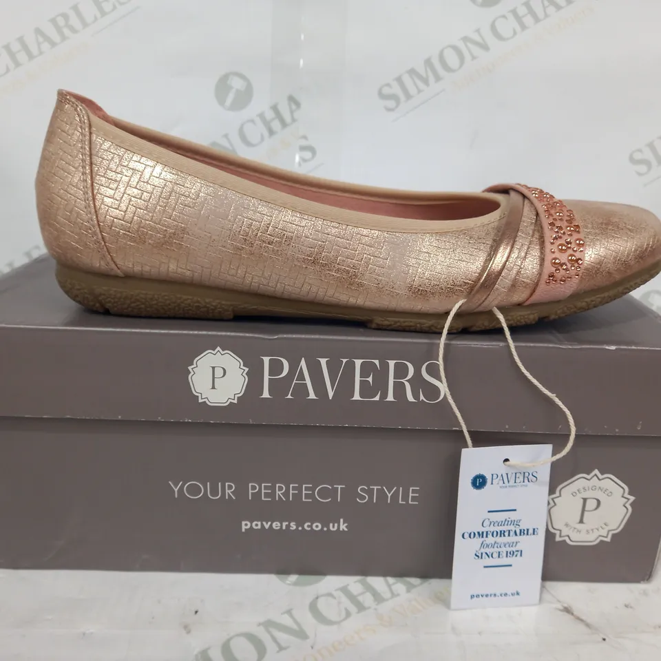 BOXED PAIR OF PAVERS BELLISSIMO SLIP-ON SHOES IN ROSE GOLD W. JEWEL EFFECT SIZE 6