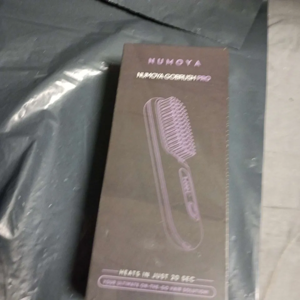 APPROXIMATELY 10 ASSORTED HEALTH AND BEAUTY ITEMS INCLUDING MINI SHAVER , HEATED BRUSH AND SLEEP MASK 