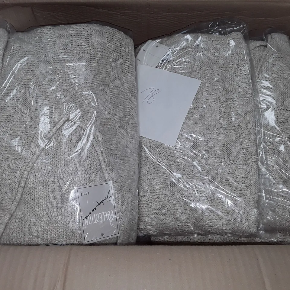 LOT OF APPROXIMATELY 20 V-NECK JUMPERS IN CREAM - SIZE UNSPECIFIED