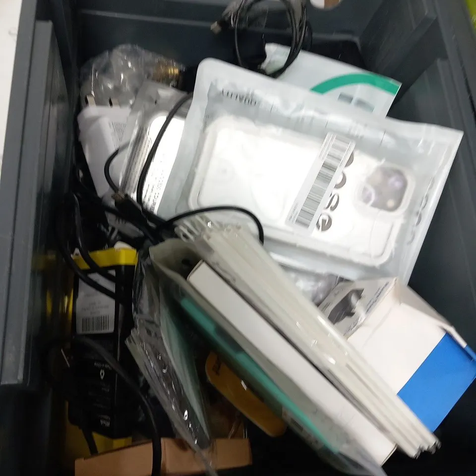 LARGE QUANTITY OF ASSORTED ELECTRICAL ACCESSORIES TO INCLUDE; SAMSUNG WIRELESS CHARGER PAD, TED BAKER PHONE CASE AND SMART FINDER