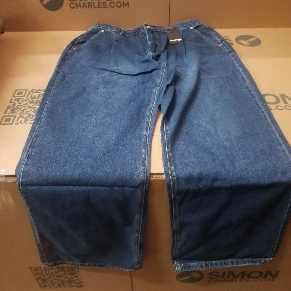 BOX CONTAINING APPROXIMATELY 13 BRAND NEW SIMPLY BE MID BLUE PLEAT DETAIL WIDE LEG JEANS - SIZE 16L
