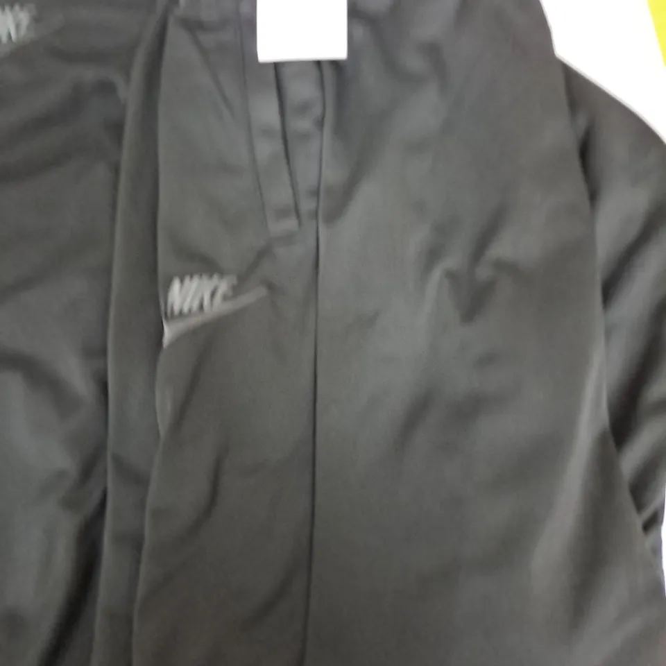 NIKE STANDARD FIT BLACK TRACKSUIT - L