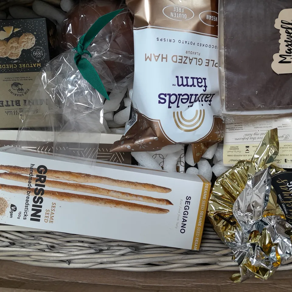 BOXED CHRISTMAS TRADITION BASKET