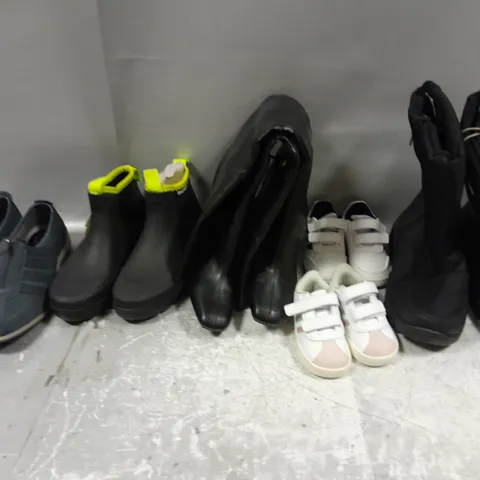 BOX OF APPROXIMATELY 15 PAIRS OF ASSORTED SHOES IN VARIOUS STYLES, COLOURS AND SIZES
