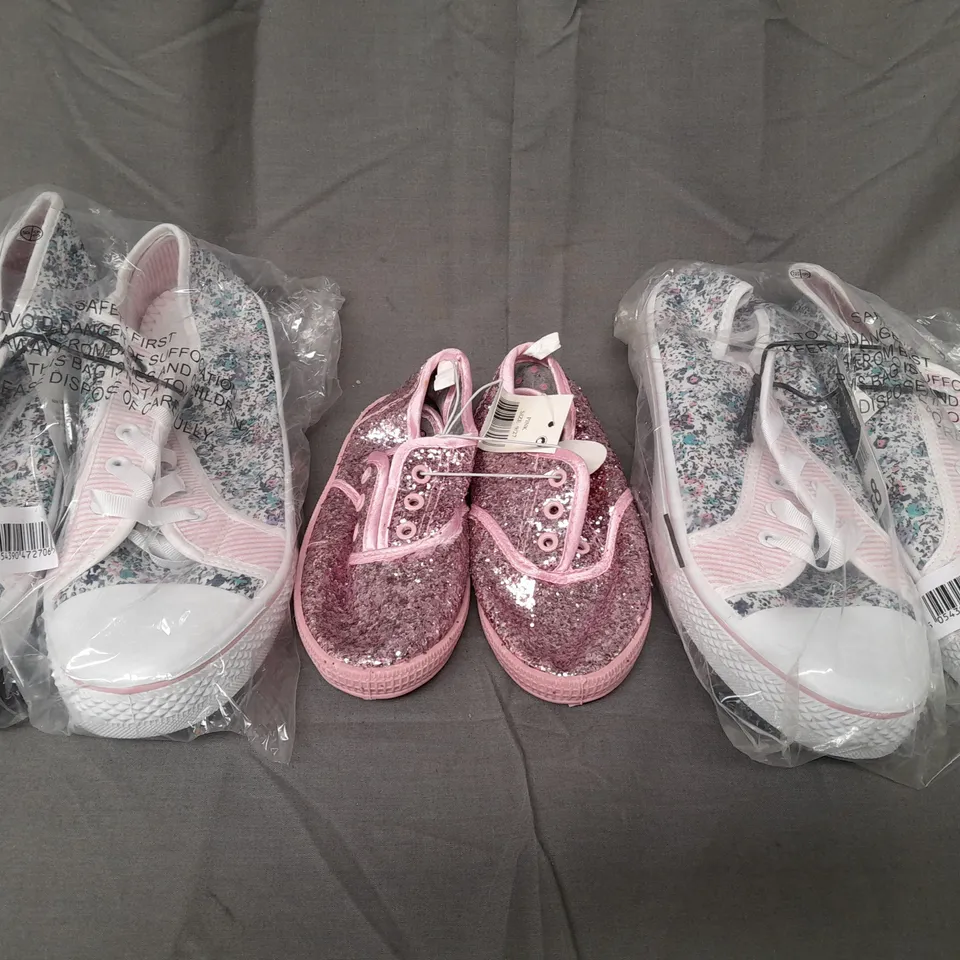 BOX OF APPROXIMATELY 10 ASSORTED PAIRS OF SHOES AND FOOTWEAR ITEMS IN VARIOUS STYLES AND SIZES TO INCLUDE GIRL2GIRL, LOVE YOUR SHOES, ETC