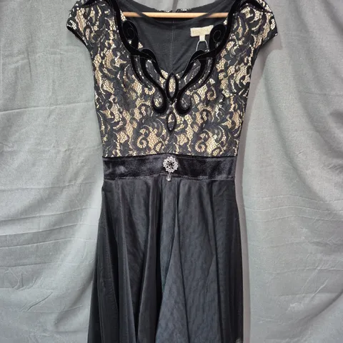 RED & ROYAL LONDON WOMEN'S BLACK LACE EVENING DRESS – SIZE L
