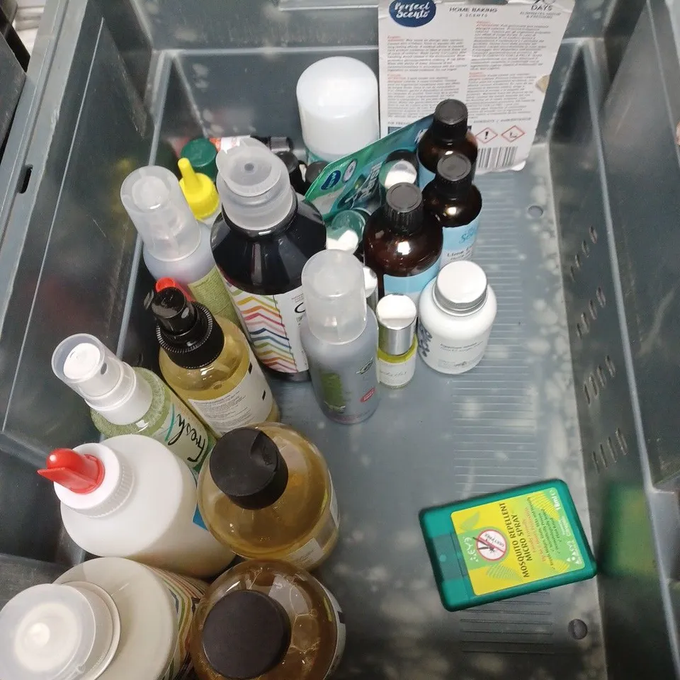 BOX OF APPROXIMATELY 20 ASSORTED HOUSEHOLD ITEMS TO INCLUDE READY MIXED PAINT, CARPET SHAMPOO AND GORILLA WOOD GLUE