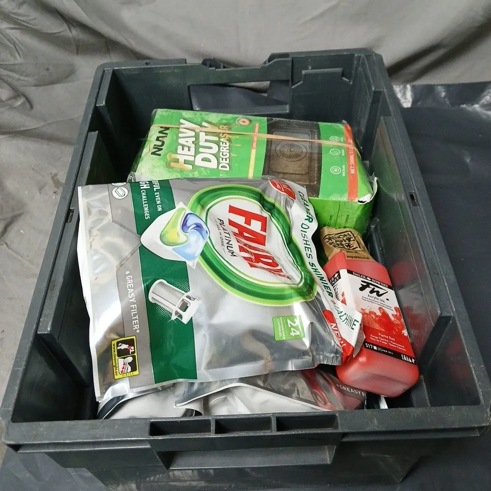 APPROXIMATELY 6 ASSORTED HOUSEHOLD ITEMS TO INCLUDE FAIRY PLATINUM ALL IN ONE, HEAVY DUTY DEGREASER ETC