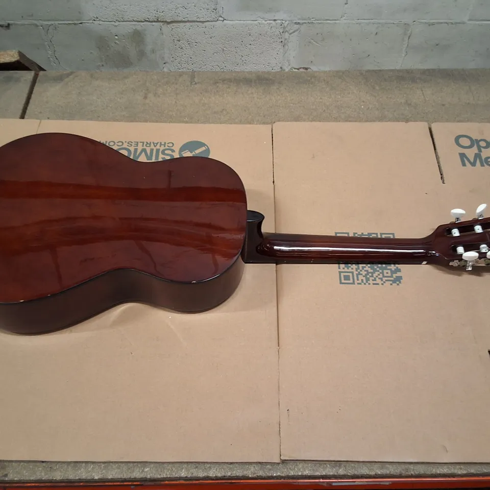 ACOUSTIC CLASSICAL GUITAR WITH NYLON STRINGS