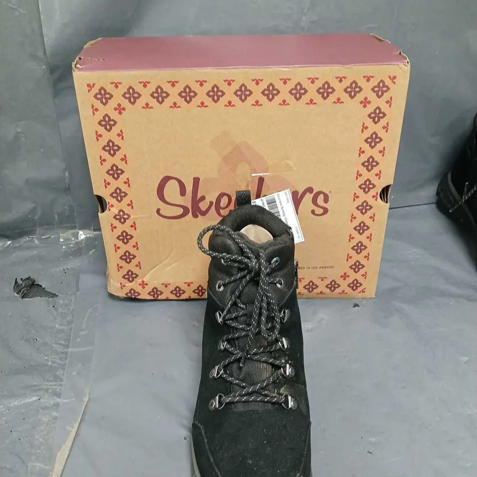 BOXED PAIR OF SKETCHERS SYENERGY BOOT - BLACK SIZE 8 