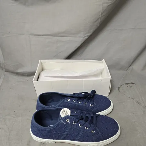 URBAN NAVY BLUE LACE-UP TRAINERS β UK 7 URBAN JACKS