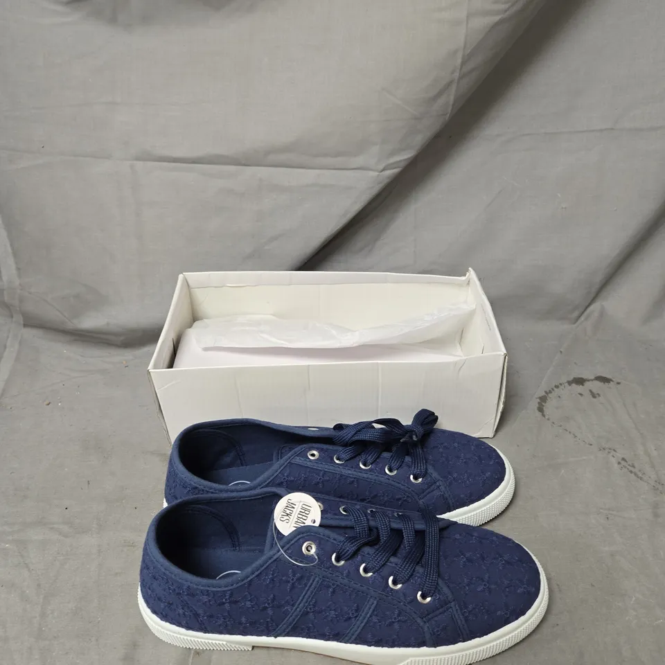 URBAN NAVY BLUE LACE-UP TRAINERS – UK 7 URBAN JACKS