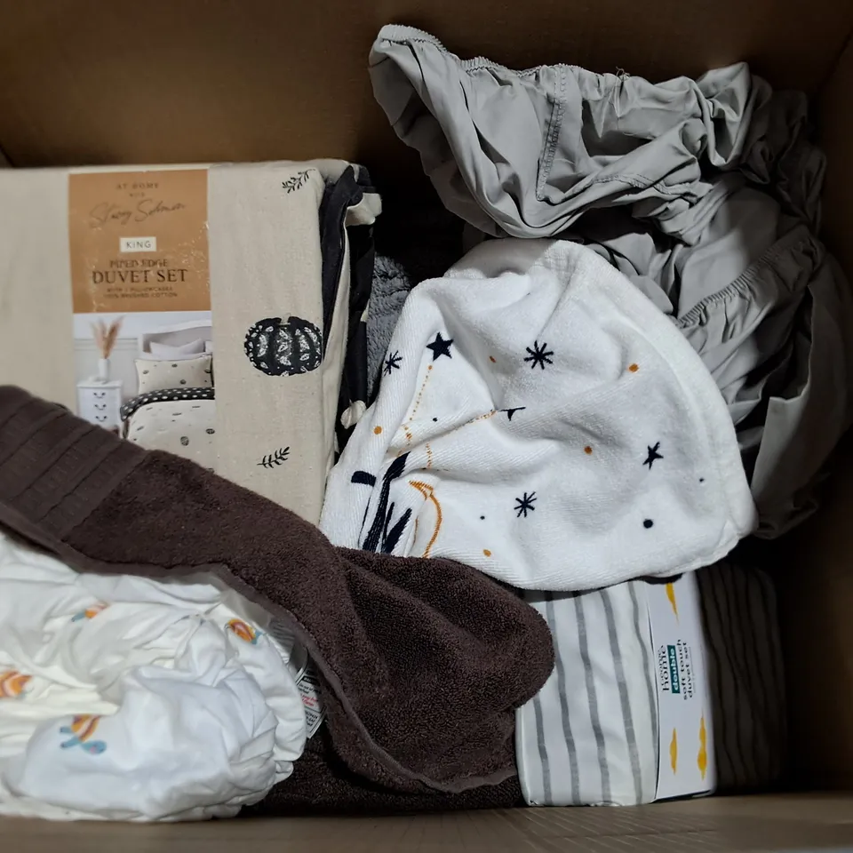 LOT OF APPROXIMATELY 10 ASSORTED BEDDING AND SOFT FURNISHING  ITEMS TO INCLUDE DUVET SETS AND TOWELS
