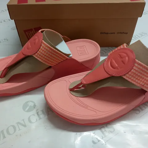 BOXED PAIR OF FITFLOPS WALKSTAR FINESTRIPE TOE-POST SANDALS IN CORAL - UK 7