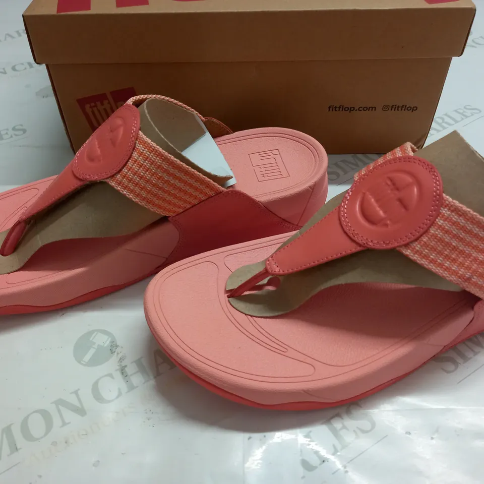BOXED PAIR OF FITFLOPS WALKSTAR FINESTRIPE TOE-POST SANDALS IN CORAL - UK 7 
