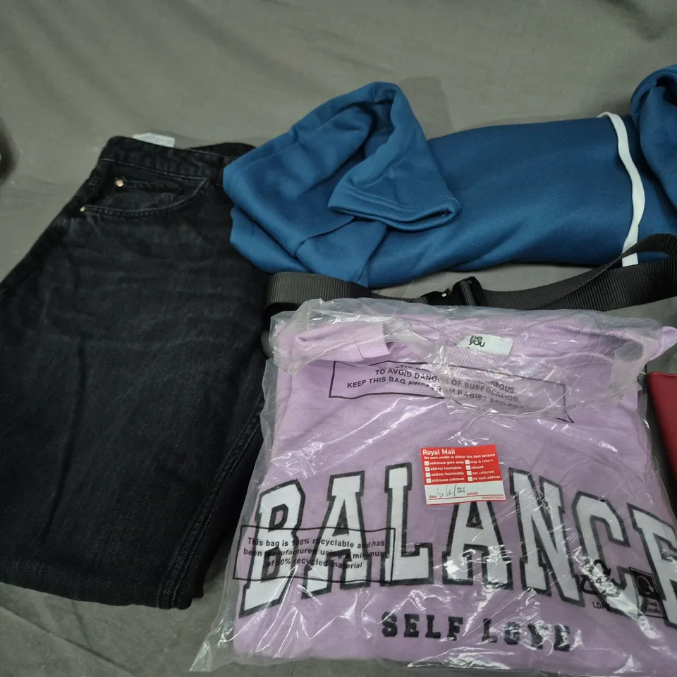 APPROXIMATELY 20 ASSORTED CLOTHING ITEMS IN VARIOUS SIZES TO INCLUDE - HOODIE , JEANS , BELT ETC