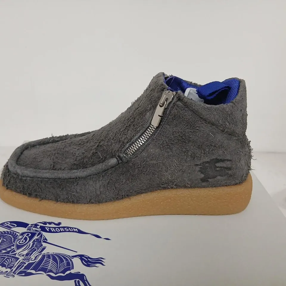 BURBERRY ASH GREY LEATHER SHOE ON RUBBER SOLE, UK 8 (EU 42) WITH BOX & DUST BAGS