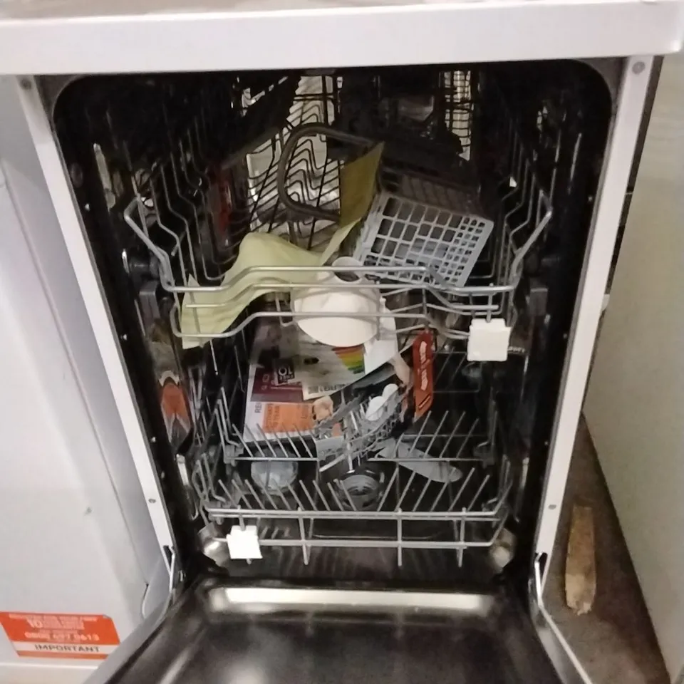 HOTPOINT FREESTANDING SLIMLINE DISHWASHER WITH RAPID WASH HP2FE10CS90WUK