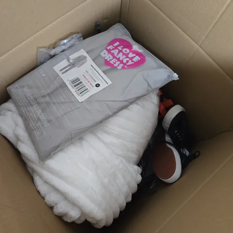LARGE BOX OF ASSORTED ITEMS TO INCLUDE THROWS, SHOES AND CLOTHING ITEMS 