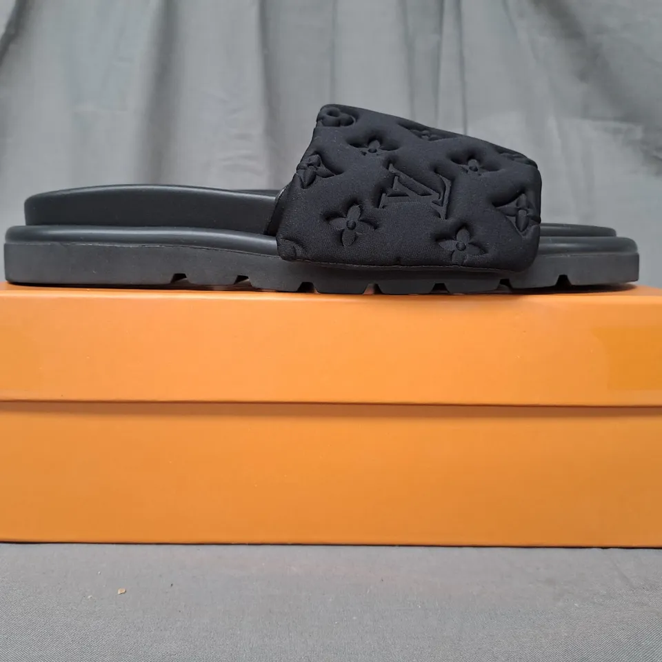 BOXED PAIR OF LOUIS VUITTON PARIS SLIDERS IN BLACK EU SIZE 41
