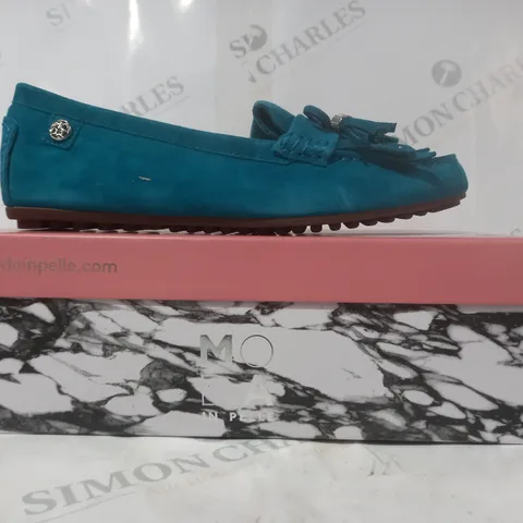 BOXED PAIR OF MODA IN PELLE ETHELIA SUEDE SHOES IN TEAL SIZE 6