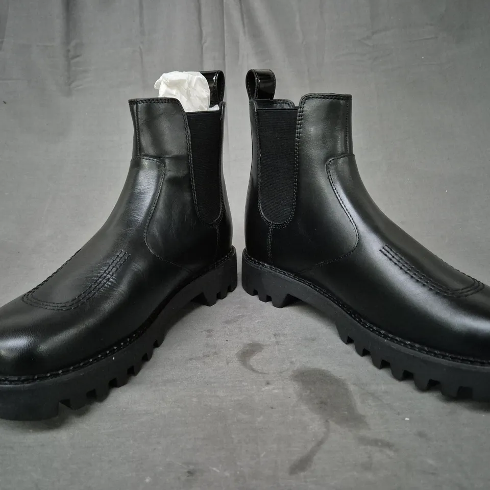 BOXED PAIR OF KICKERS ANKLE BOOTS IN BLACK EU SIZE 41