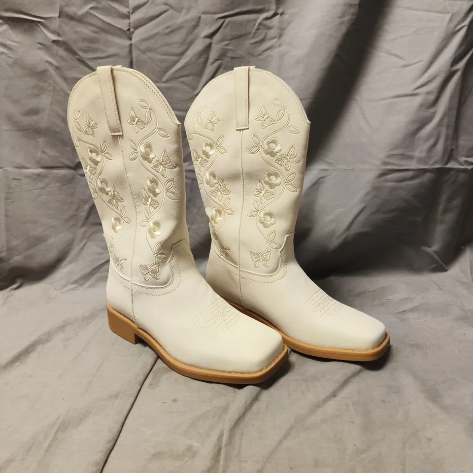 BOXED PAIR OF GLAMOROUS WIDE FIT EMBROIDERED WESTERN BOOTS IN CREAM SIZE UK 6