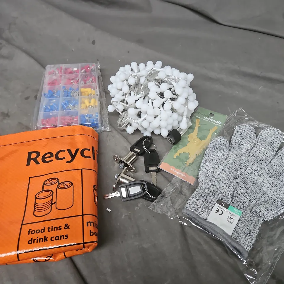 APPROXIMATELY 15 ASSORTED HOUSEHOLD ITEMS TO INCLUDE RECYCLING BAG, PROTECTIVE GLOVES, LOCKING MECHANISMS ETC