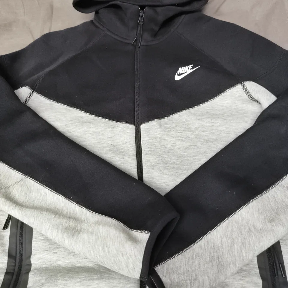 NIKE ZIP TECH HOODIE – SIZE M 