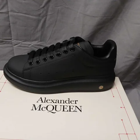 ALEXANDER MCQUEEN OVERSIZED SNEAKER – BLACK, UK 9 (EU 43)