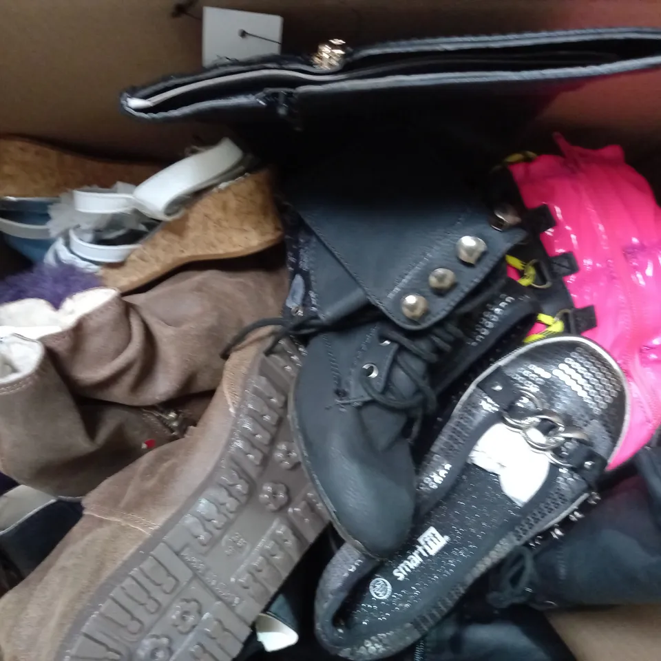 APPROXIMATELY 10 PAIRS OF ASSORTED KIDS SHOES IN VARIOUS STYLES AND SIZES 