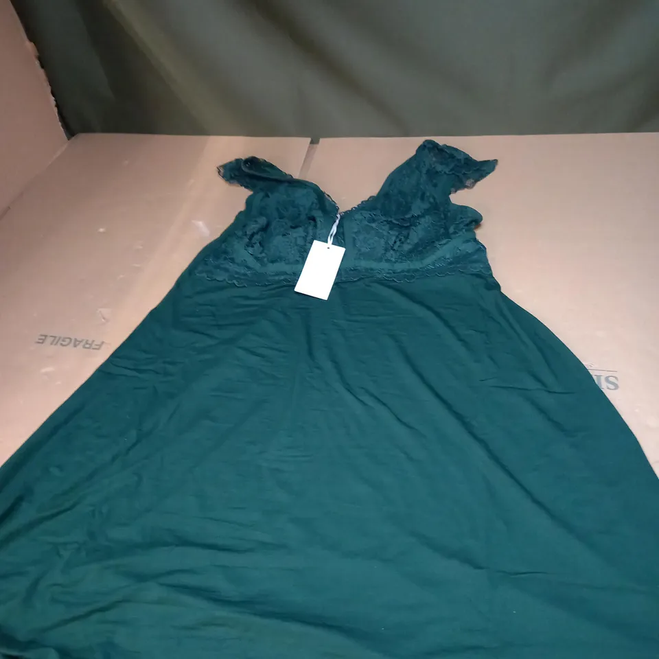 WOMENS FLORL NIGHTDRESS IN FOREST GREEN SIZE 36E/F