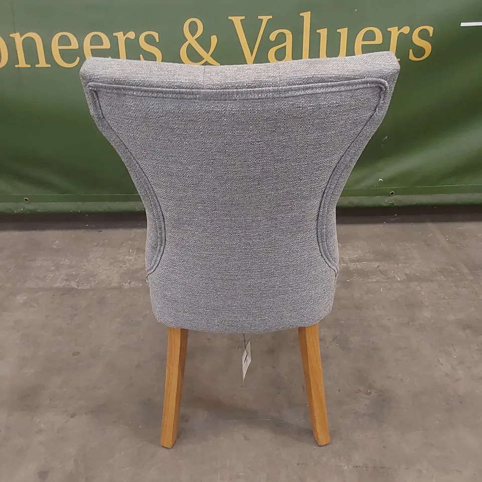 DESIGNER GREY FABRIC BUTTON BACK DINING CHAIR WITH OAK LEGS