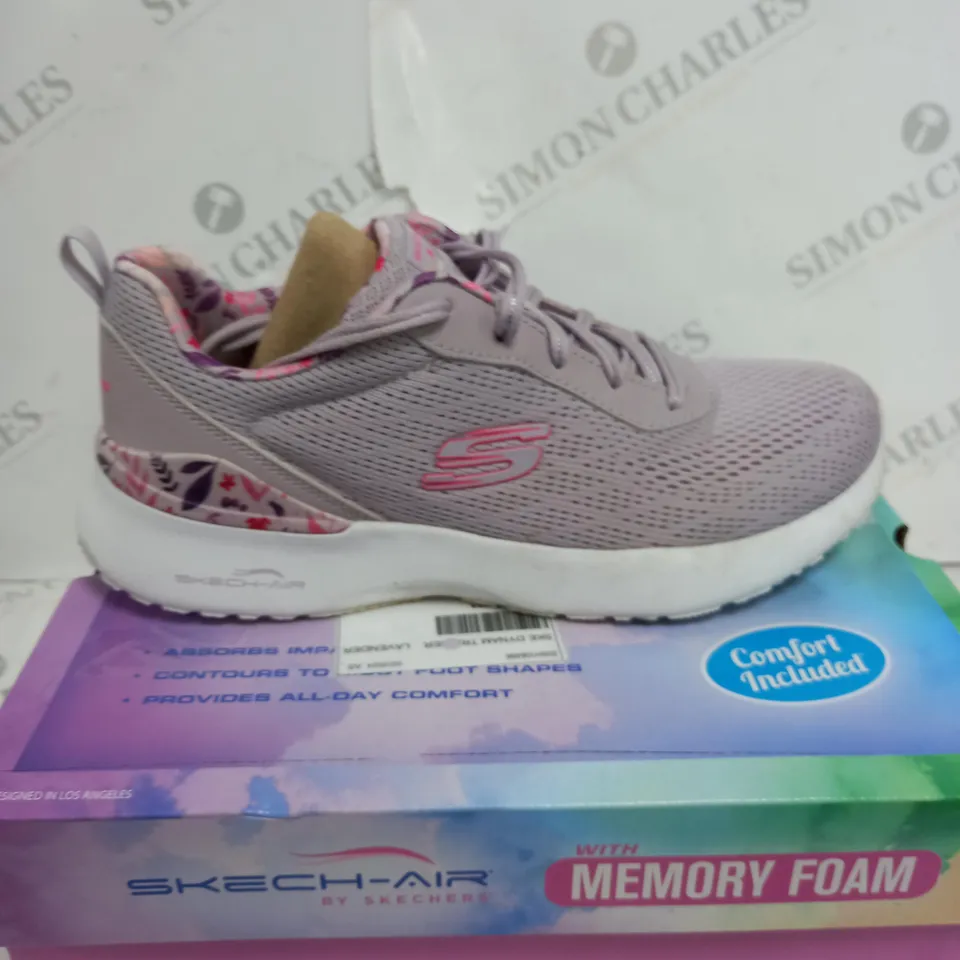 BOXED SKETCHERS MEMORY FOAM SHOES - SIZE 6.5