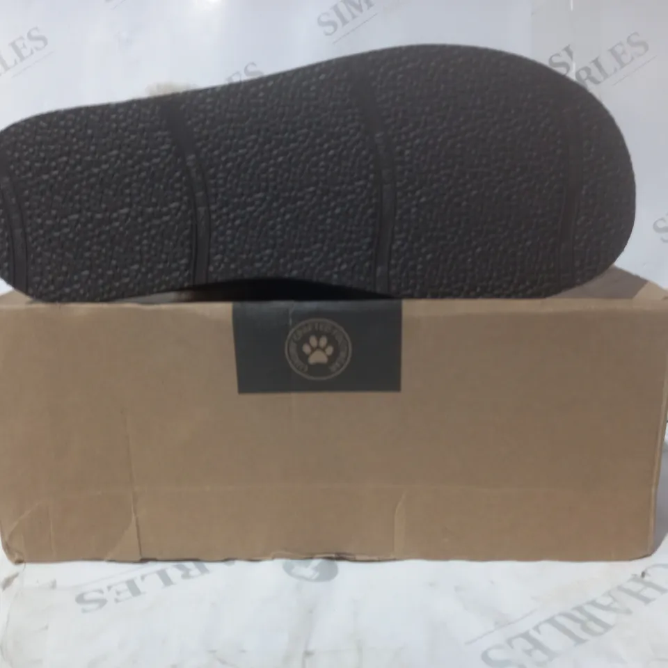 BOXED PAIR OF LAZY DOGZ SLIPPERS IN PURPLE SIZE 7