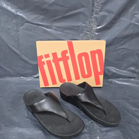 BOXED PAIR OF FITFLOP LULU LEATHER TOEPOST BLACK UK 7