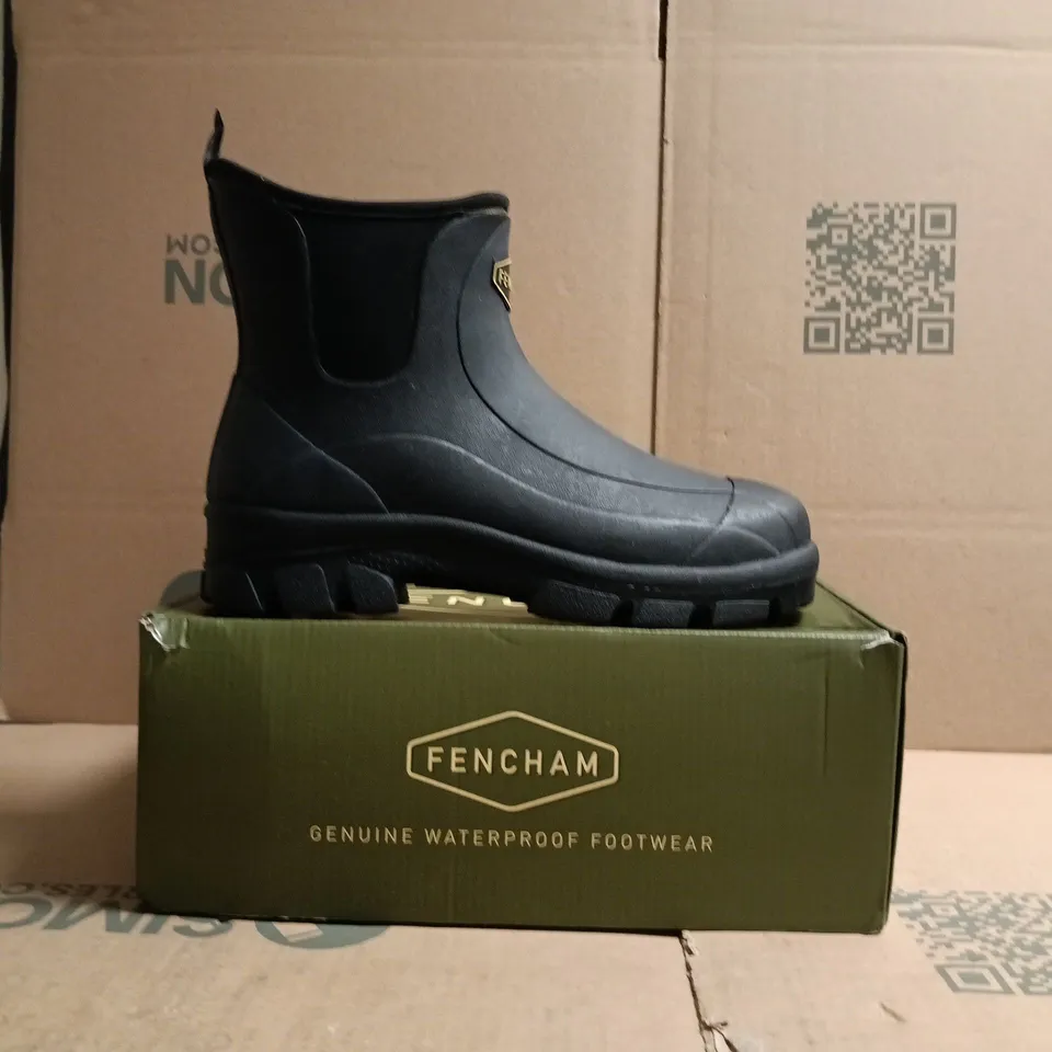 BOXED PAIR OF FENHAM ARMOT NEOPRENE WELLINGTON ANKLE BOOTS IN BLACK SIZE UK 9