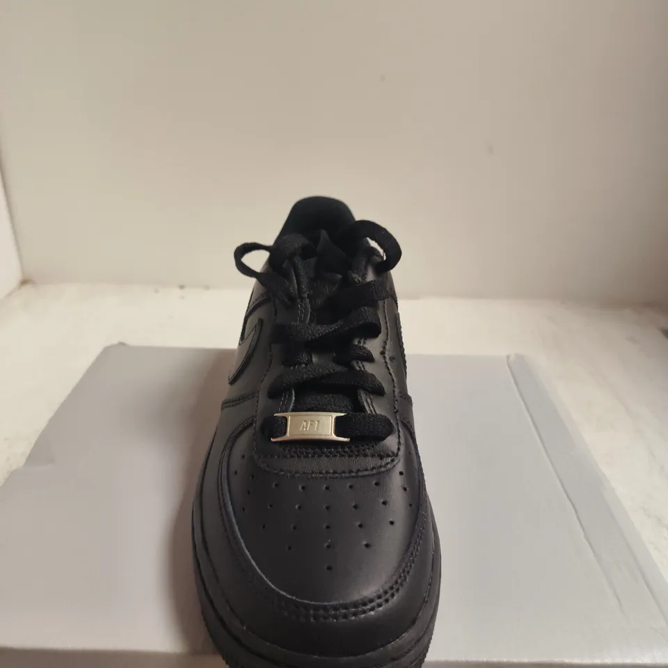 BOXED PAIR OF NIKE AIR FORCE 1 LE (GS) BLACK KIDS' TRAINERS – BOXED, UK 3.5