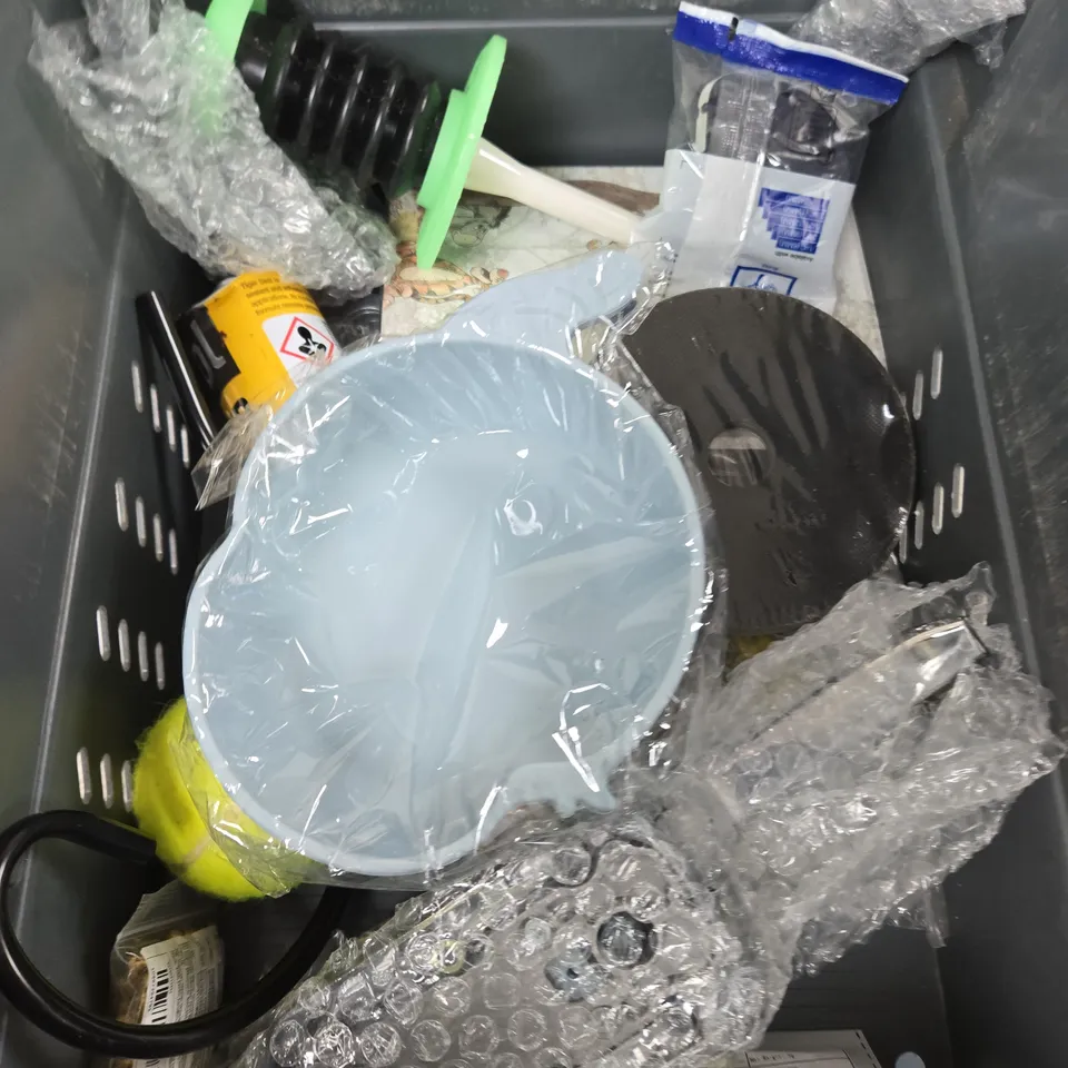 APPROXIMATELY 10 ASSORTED HOUSEHOLD PRODUCTS TO INCLUDE SERVING TRAY, SEPARATION NET, CHOPPING BOARD ETC