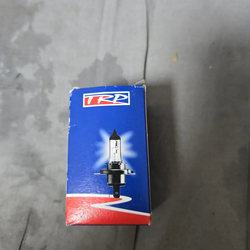 APPROXIMATELY 12 ASSORTED AUTOMOTIVE ITEMS INCLUDING 3 IN 1 CAR PLAY , TRP BULB AND 3PC SOCKET DRIVER SET