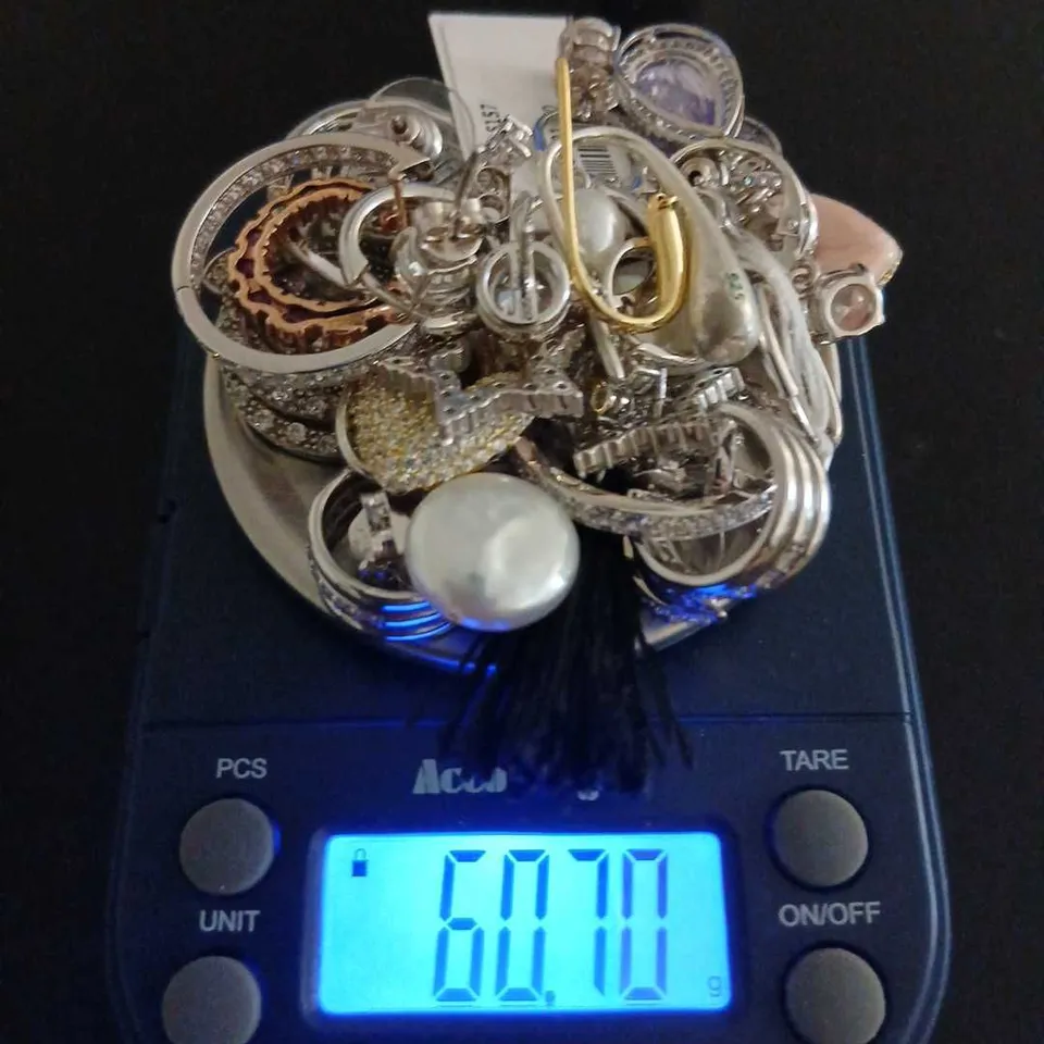 APPROXIMATELY 28 ASSORTED STERLING SILVER EARRINGS