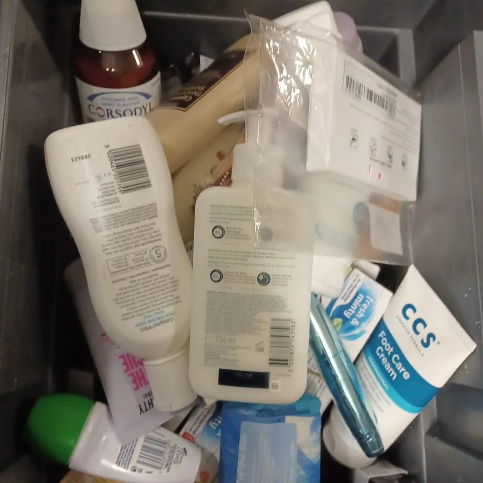 LOT OF APPROXIMATELY 20 COSMETICS ITEMS TO INCLUDE CASTOR OIL ANTI - STRESS BODY WASH , VITAMIN E BODY CREAM  , ETC  