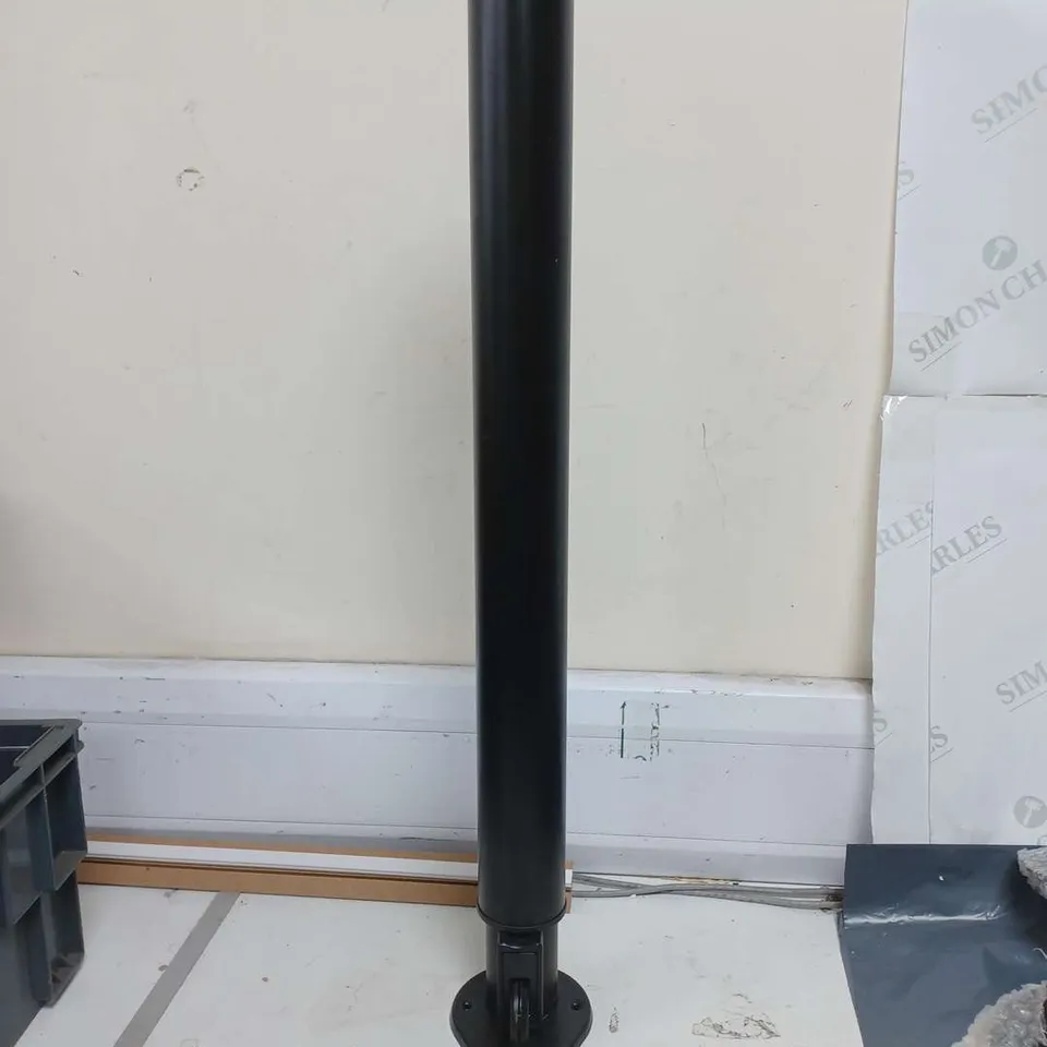 LOT OF 9 BLACK METAL ADJUSTABLE POSTS/LEGS WITH GOLD LOOK HANDLES AND BULBS