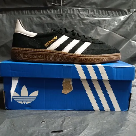 BOXED PAIR OF ADIDAS HANDBALL SPEZIAL TRAINERS IN BLACK/WHITE SIZE UK 5.5