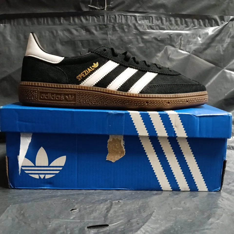 BOXED PAIR OF ADIDAS HANDBALL SPEZIAL TRAINERS IN BLACK/WHITE SIZE UK 5.5