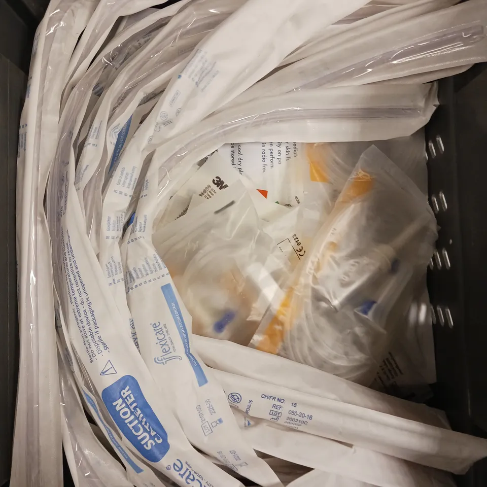 APPROXIMATELY 30 ASSORTED MEDICAL SUPPLIES TO INCLUDE CATHETER TUBES, DRESSINGS, ECG ELECTRODES ETC 