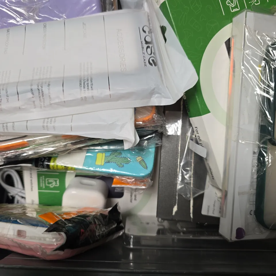 APPROXIMATELY 18 ASSORTED ITEMS TO INCLUDE - MINUTEONE , GAN 20W PD WALL CHARGER , SELFIE STICK ETC