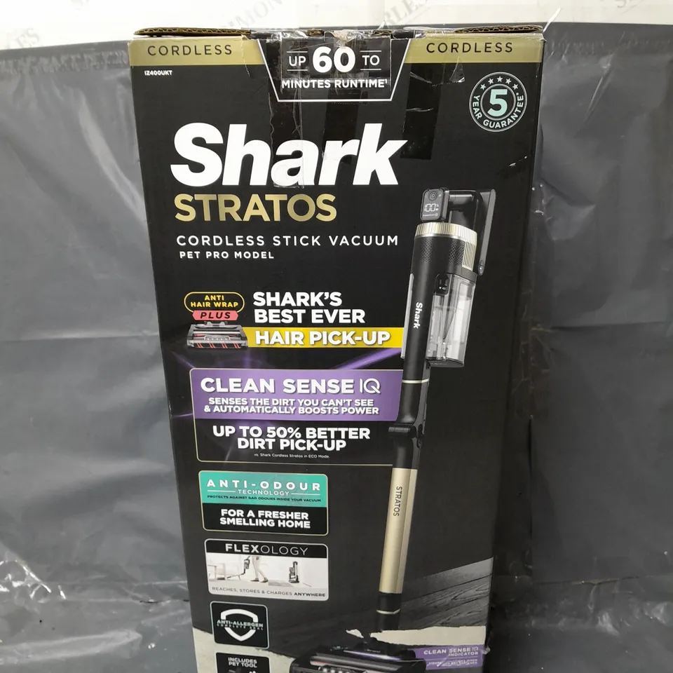 BOXED SHARK STRATOS CORDLESS STICK VACUUM CLEANER WITH ANTI HAIR-WRAP 