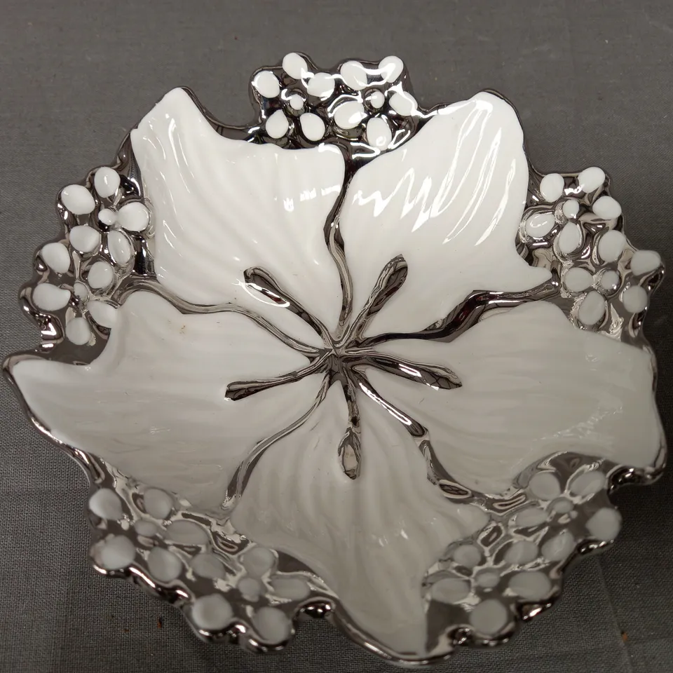 THE LEONARDO COLLECTION LP28676 DECORATIVE DISH IN WHITE/METALLIC SILVER